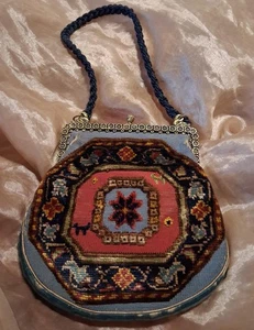 Bolso de alfombra pequeño antiguo/vintage de 1900 con accesorios de latón de filigrana - Imagen 1 de 8