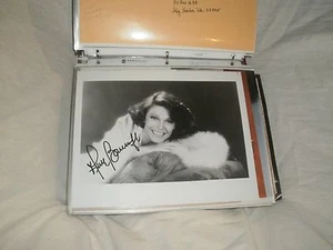 ANNE BANCROFT SIGNIERTES FOTO MIT UMSCHLAG ~ 1988  - Bild 1 von 1