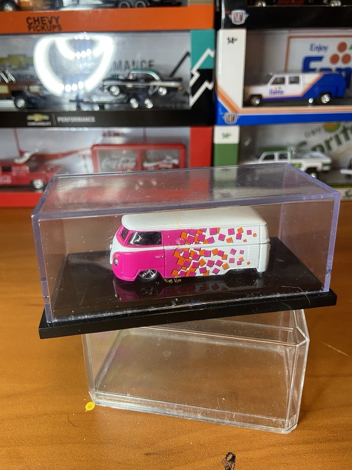 Microbús Volkswagen 100 % HotWheels caja negra vintage rosa y blanco suelto Foto 1 de 4