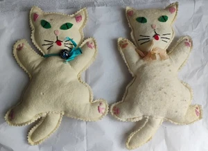 2 Vintage Stofftiere Plüschtiere Katzen, cremeweiß, grüne Augen - Bild 1 von 6
