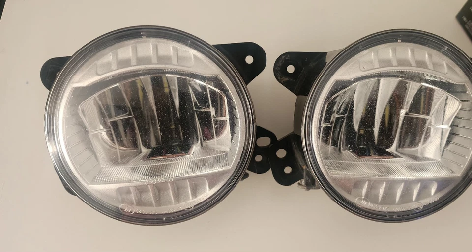 Оригинальный светодиодный противотуманный фонарь для Jeep Wrangler Gladiator 2018-2023 годов выпуска, б/у от оригинального производителя, снятый с JT - Изображение 1 из 4