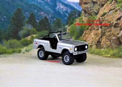 Camión Ford Bronco Classic 1966-1977 4x4 todo terreno modelo en topless escala 1/64 Foto 1 de 4