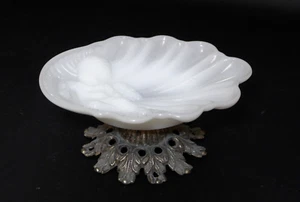 Vintage Milk Glass Soap Dish White Sea Shell on Metal Pedestal Base - Picture 1 of 7