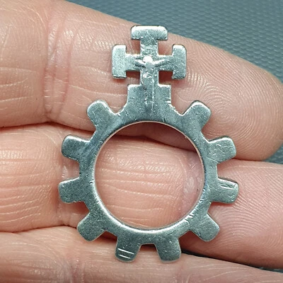 BIJOU RELIGIEUX - DIZAINIER ANCIEN EN ALUMINIUM #51 - Photo 1/2