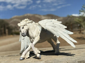 2007 White Pegasus Safari Ltd. Mythical Realms Figure Flying Horse
