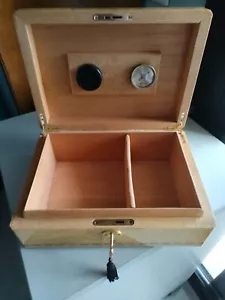 SCATOLA PORTASIGARI CON UMIDIFICATORE IN LEGNO LACCATO - Foto 1 di 9