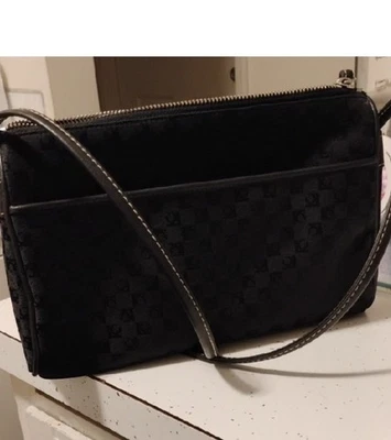 Bolso Bandolera Liz Claiborne Para Mujer Negro Pequeño Logo 22 pulgadas Correa Drop Usado en Excelente Condición Foto 1 de 4