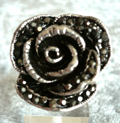 schwarze ROSE Folklore Schmuck Ring groß STRASS schwarz silber verstellbar NEU - Bild 1 von 3