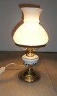 Tischlampe im Stil Petroleumlampe aus Messing/ Keramik/Glas 35 cm h Alt & Schön