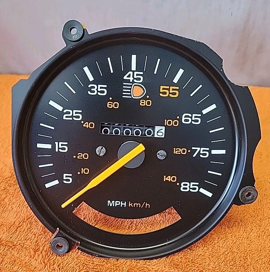 C25•Vintage CA Velocímetro Odómetro Unidad Principal '83 Pontiac J2000 25052947 Nuevo de Lote Antiguo Foto 1 de 4