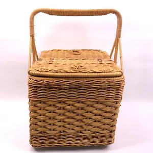 Vintage Picknickkorb aus geflochtenem Rattan für zwei quadratische Körbe mit Henkelkorb - Bild 1 von 9