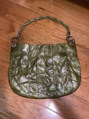 Bolso de hombro de cuero verde Charles David con estampado animal en relieve Foto 1 de 4