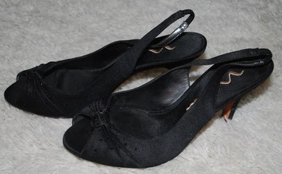Zapatos de tacón alto Nina para mujer 8,5 MED negros satinados punta abierta con cordones tachuelas con cuentas Foto 1 de 4