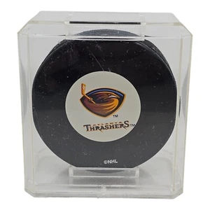 ATLANTA THRASHERS NHL Hockey Puck Ufficiale Vegum Slovenia con Vetrina - Foto 1 di 8