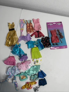 Lote de 25 piezas de ropa y accesorios Barbie - Imagen 1 de 7