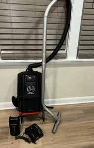 Aspirapolvere commerciale a zaino senza fili Hoover CH93619 con batteria e caricatore usato - Foto 1 di 16