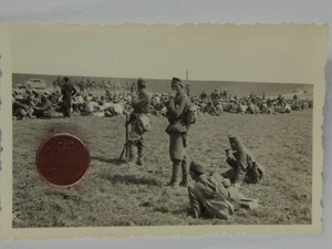 Foto Wehrmacht Verbündete bewachen Gefangene - Bild 1 von 2