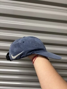 Cappello berretto vintage swoosh blu navy sbiadito Nike grande logo laterale anni 90 - Foto 1 di 6