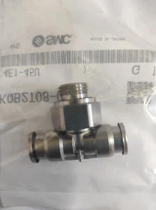 SMC Raccordo "T" Girevole Inox KQB2T08-G02 1x filetto maschio G1/4" 2x tubo 6-8 - Foto 1 di 2