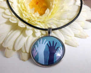 Hände Leder Kette + Anhänger / Glas Cabochon 25mm / Lederband  45 cm  - Bild 1 von 4