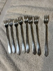 8 Cocktail Forks HOLMES & EDWARDS SILVERPLATE Flatware Guest of Honor Nice - Picture 1 of 6