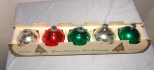 Adornos Newcrest/brillantes Brite 2 pulgadas en caja rojo plata verde - Imagen 1 de 3