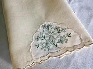 Vintage Linen Guest Towel Hand Embroidery Scallops - Picture 1 of 8