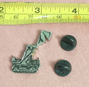 Drott Manufacturing silberfarbene 4 in 1 Schaufel Traktor reparierte Anstecknadel - Bild 1 von 3