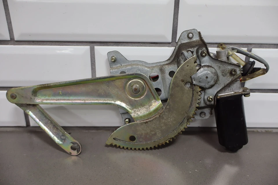 Regulador ventana trasera derecha Toyota Celica 1984-1985 convertible Foto 1 de 4