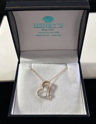 Ожерелье с подвеской в виде двойного сердца из белого и желтого золота 14 карат с бриллиантами деликатное 17 дюймов 2,6 г - Изображение 1 из 4