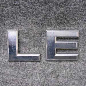 Nissan Armada 2004-2015 puerta levadiza emblema L letras acabado cromado fabricante de equipos originales 71577 - Imagen 1 de 5