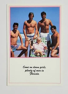 Großmutter mit Männern in Florida Badehose Humorvolle Postkarte - Bild 1 von 2