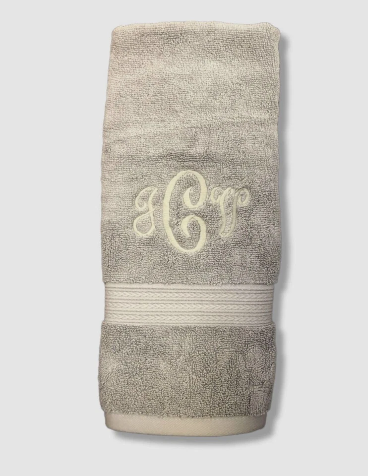 Toalla de mano Kassatex gris con monograma JCV $25 16" X 30" Foto 1 de 1
