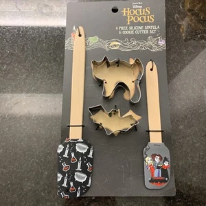Disney HOCUS POCUS Set 4 Pezzi Spatola Silicone e Tagliabiscotti Nuovo - Foto 1 di 3