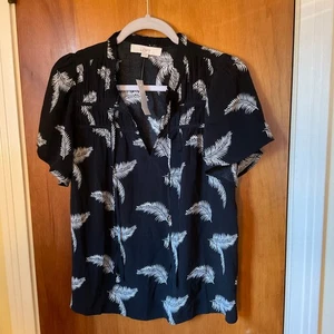 Neu mit Etikett Loft schwarze Bluse mit Federblättern Kurzarm Gr. XS am Ausschnitt zum Binden $ 64,95 neu - Bild 1 von 12