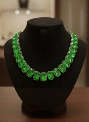 Gargantilla-collar Swarovski creado en laboratorio con estrás verde corte esmeralda Foto 1 de 4