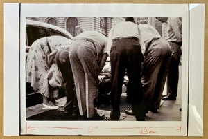 Là où le bitume intrigue – New York, années 50 Photographie d’art Angelo Rizzuto - Imagen 1 de 8