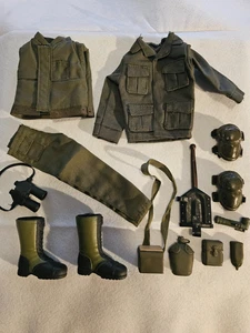 Lotto misto accessori scala 1:6 per figurine 12" - uniforme attrezzi stivali militari - Foto 1 di 2