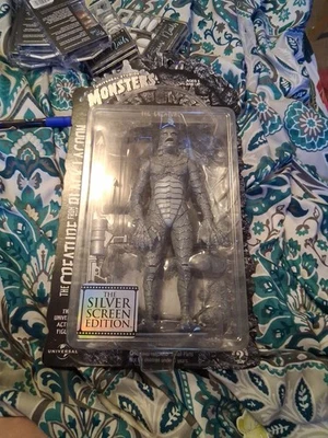 2001 Sideshow Collectibles Creature From The Black Lagoon Silver Screen Figure - Image 1 of 4
