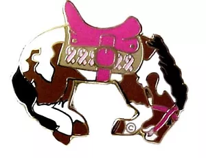 Brustkrebs Anstecknadel Bucking Bronco Pferd Pink Bewusstsein Band Sattel Neu - Bild 1 von 4