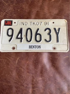 Placa de licencia de camión Indiana 1991. 🛻 Condado de Benton. Etiqueta vintage 94063 Y TK 07 - Imagen 1 de 4