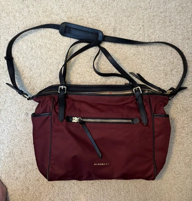 Bolso de pañales para bebé Burberry Wine de nailon con adornos de cuero con cambiador  Foto 1 de 4