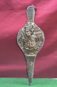 ANCIEN SOUFFLET DE CHEMINÉE DÉCOR CUIVRE REPOUSSE FEMME BRETONNE - Foto 1 di 3