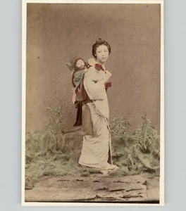 Fotografía de albúmina japonesa coloreada a mano de madre con niño en la espalda familia de la década de 1880 - Imagen 1 de 2