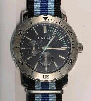Reloj de cuarzo para hombre Nautica usado esfera azul funcionando correa de nailon azul N00522 Foto 1 de 4
