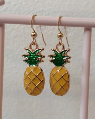 Pendientes con dije de piña con alambres de oreja rellenos de oro; pendientes Island Vibe  Foto 1 de 4