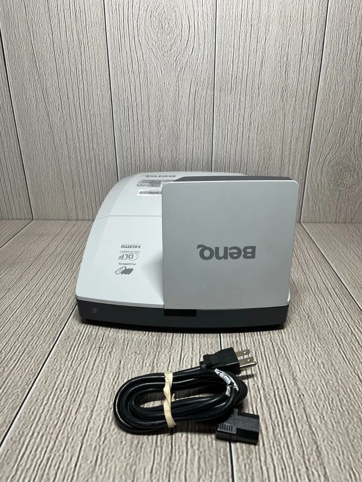 BenQ MW855UST Projector Ultra Short Throw 3500 Lumens Lamp Hours 2998 Foto 1 de 4