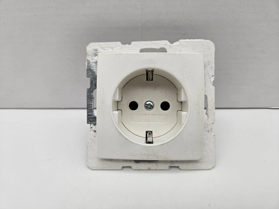 Berker Modul S1 polarweiß weiß matt Steckdose - Bild 1 von 1