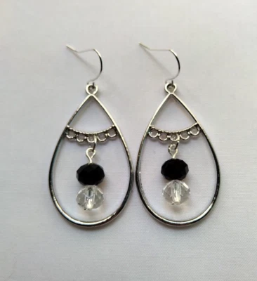Pendientes de aro en forma de lágrima con cuentas de cristal transparente negro hechos a mano tono plata Foto 1 de 4