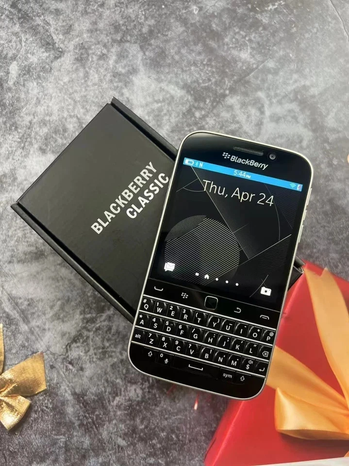 A++ BlackBerry Classic Q20 SQC100-4 16 GB - (Unlocked) 4G Qwerty Keyboard Phone - Image 1 of 4